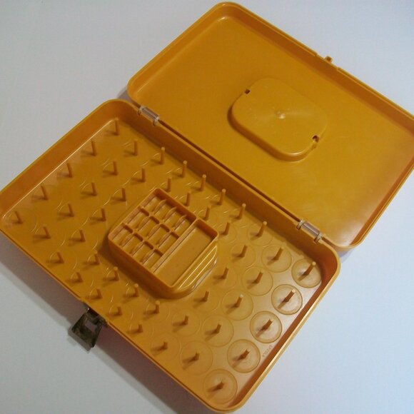 Vintage Wilson Wil Hold Sewing Box Thread Bobbin Organizer Harvest Gold - Picture 4 of 8